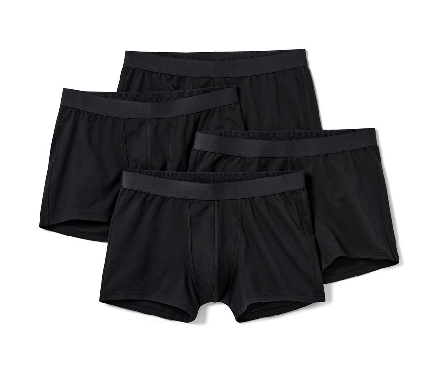 Quatre boxers noirs.