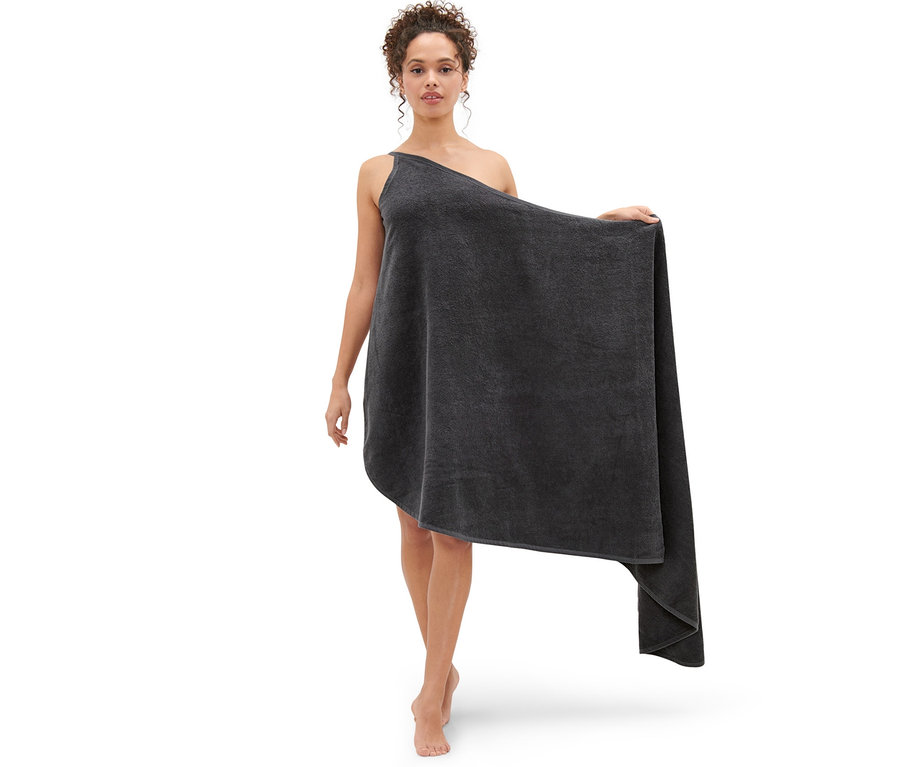 Femme posant en robe de bain anthracite.