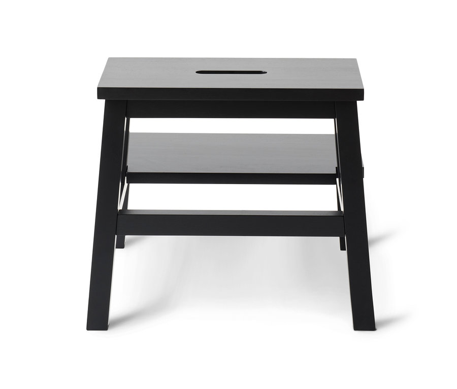 Tabouret noir à 2 marches sur fond blanc.