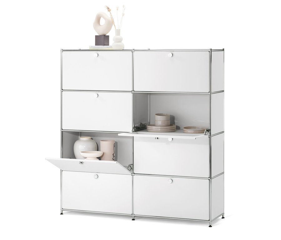 Buffet haut « CN3 » blanc avec huit abattants, certains ouverts, avec décoration.