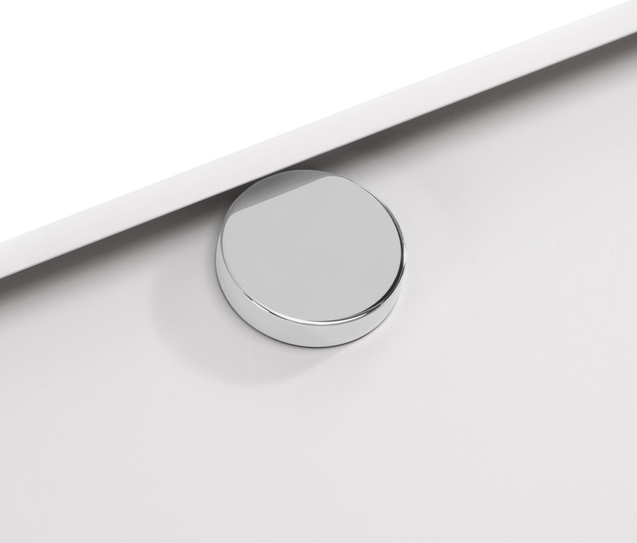 Gros plan d'un buffet bas en métal blanc « CN3 » avec une poignée ronde argentée.