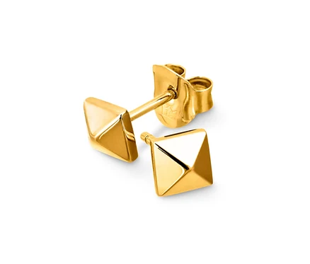 Gros plan de clous d'oreille argent 925 pyramide sur fond blanc.