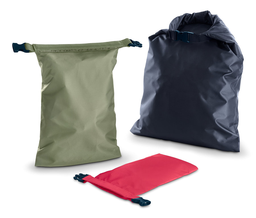Trois sacs fourre-tout imperméables : olive, bleu marine et rouge.