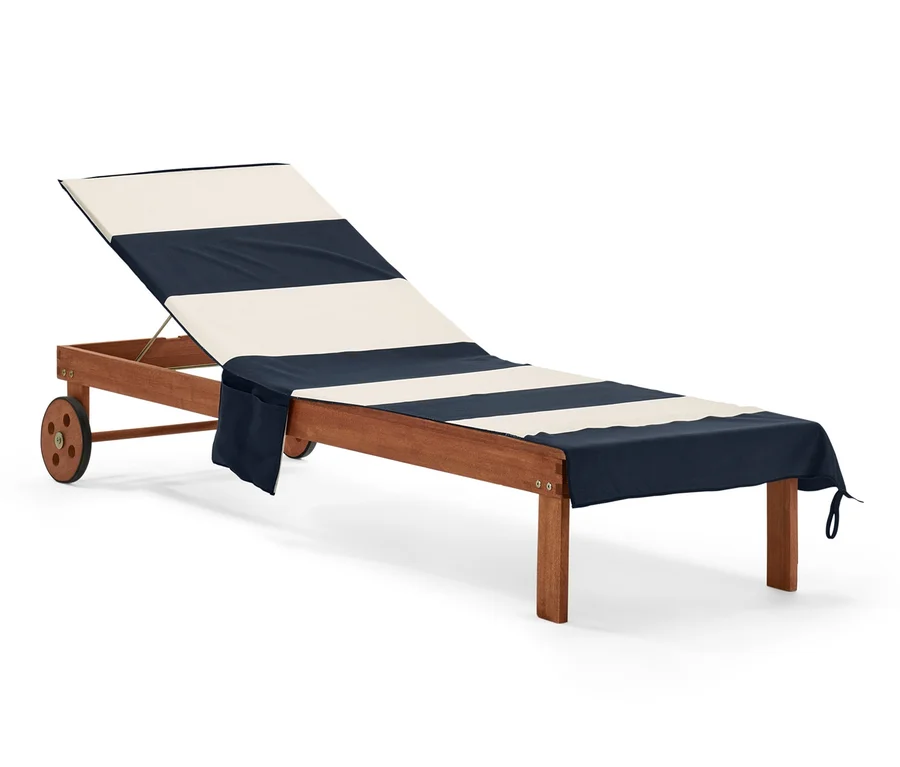 Drap de bain en microfibre rayé avec housse de dossier sur une chaise longue.