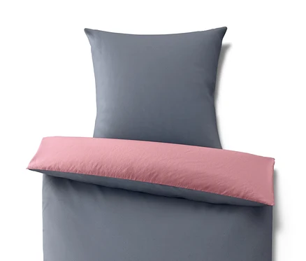 Parure de lit grise en microfibre et flanelle de taille normale avec bordure et oreiller roses.