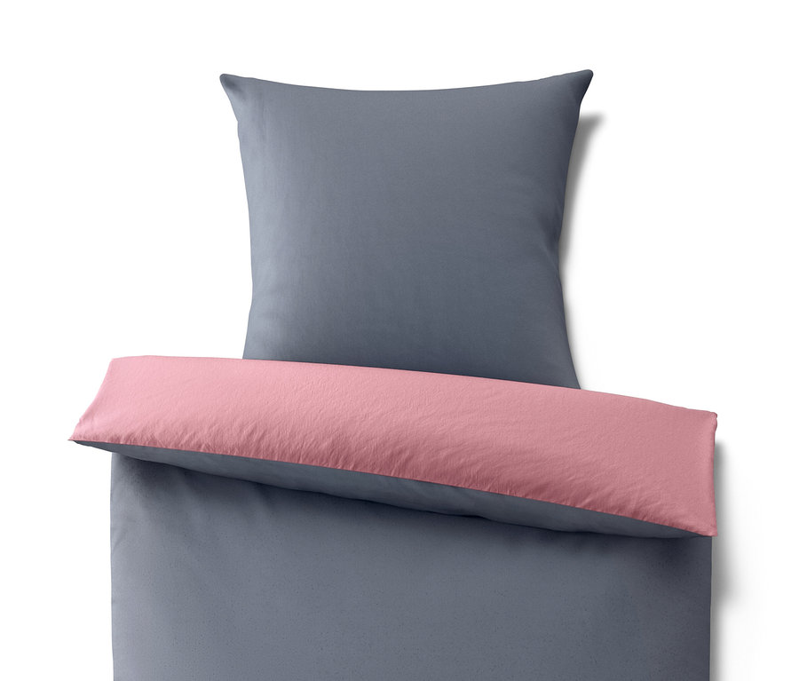 Parure de lit grise en microfibre et flanelle de taille normale avec bordure et oreiller roses.