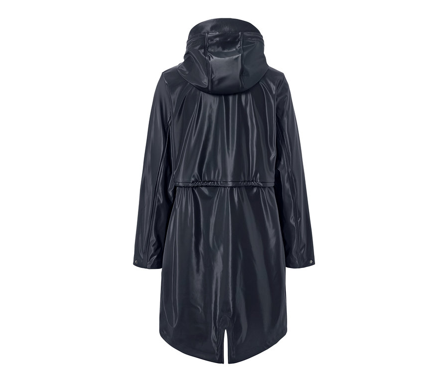 Vue arrière détaillée d'un manteau de pluie bleu marine brillant.