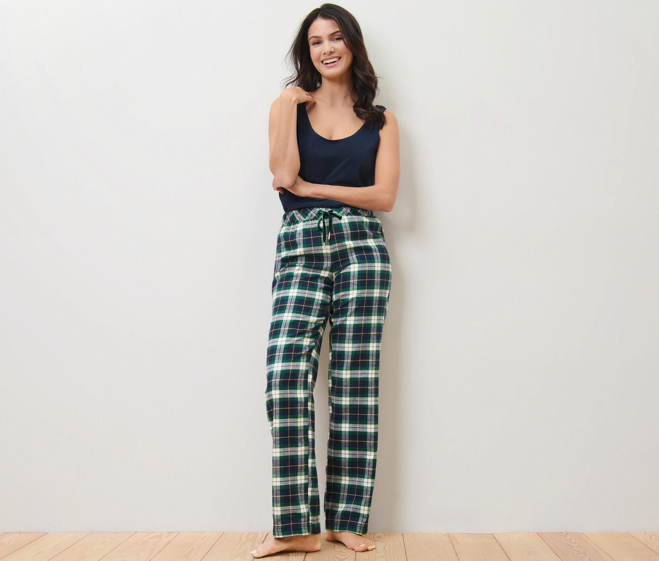 Femme posant en pantalon relax en flanelle vert.