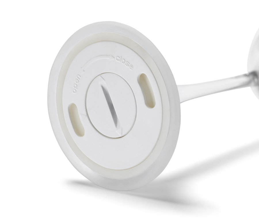 Gros plan sur le dessous d'un verre à champagne à LED d'un ensemble de 2.