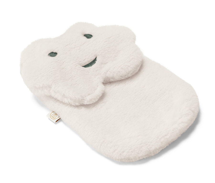 Une bouillotte « nuage » blanche en forme de nuage avec des yeux cousus et un sourire repose sur un fond blanc.