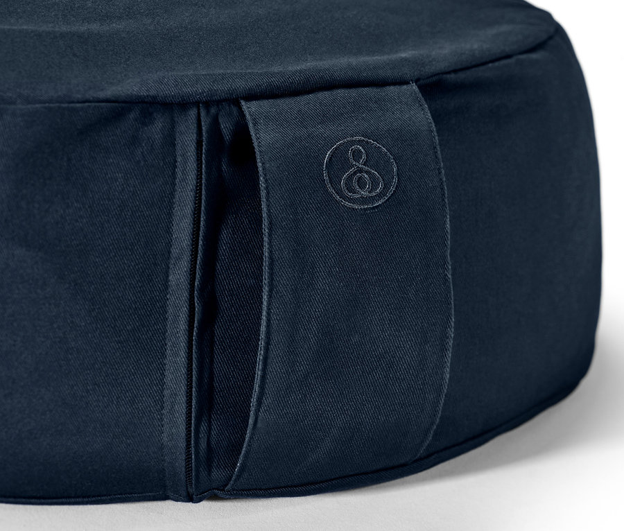 Gros plan d'un coussin de méditation.