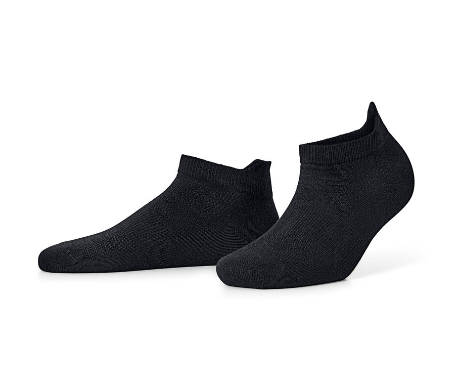 Deux paires de socquettes de sport noires.