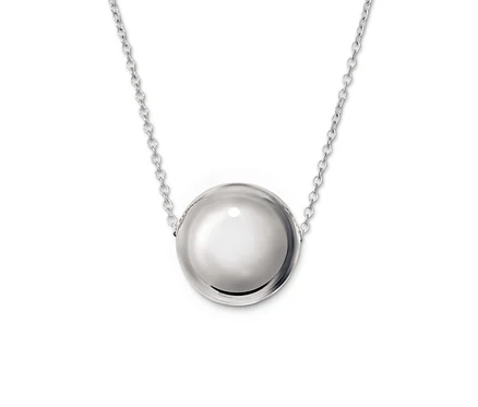 Chaîne globe argentée sur fond blanc.