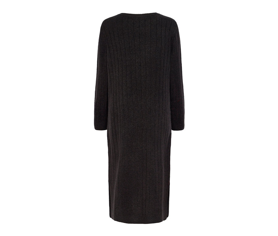 Détail d'une robe en tricot côtelée grise.