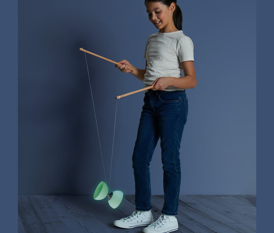 Une fille joue avec un diabolo «
Moyen-Orient
Glow in the dark
».