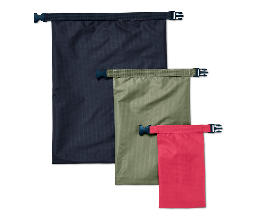 Trois sacs fourre-tout imperméables en bleu, vert et rose.