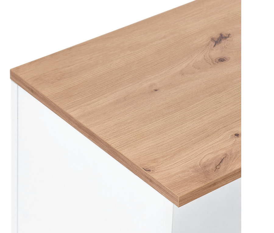 Détail d'un banc de lit blanc avec fonction coffre et plateau en bois.