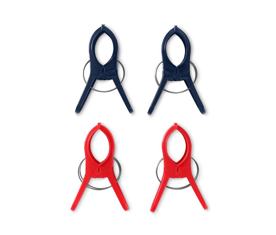 Quatre pinces à linge : deux bleues et deux rouges.