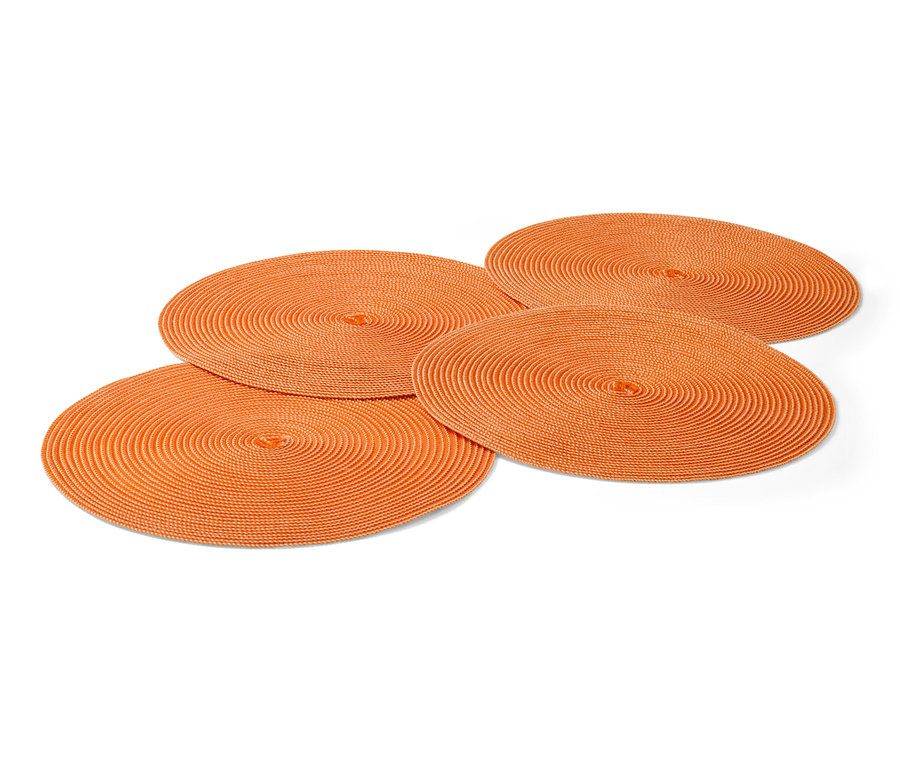 Quatre sets de table orange sur fond blanc.