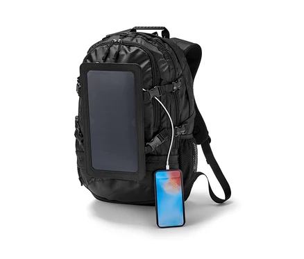 Sac à dos solaire noir avec panneau et téléphone en charge.