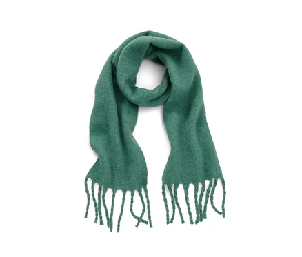 Une écharpe tissée verte avec des franges sur un fond blanc.