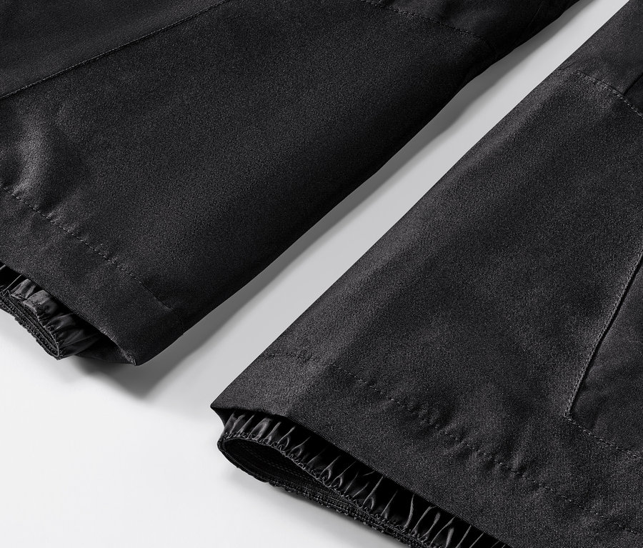 Gros plan sur un pantalon de ski.