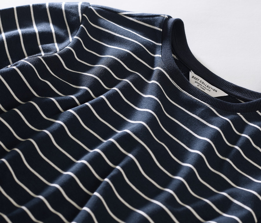 Gros plan d'un pyjama rayé avec legging.