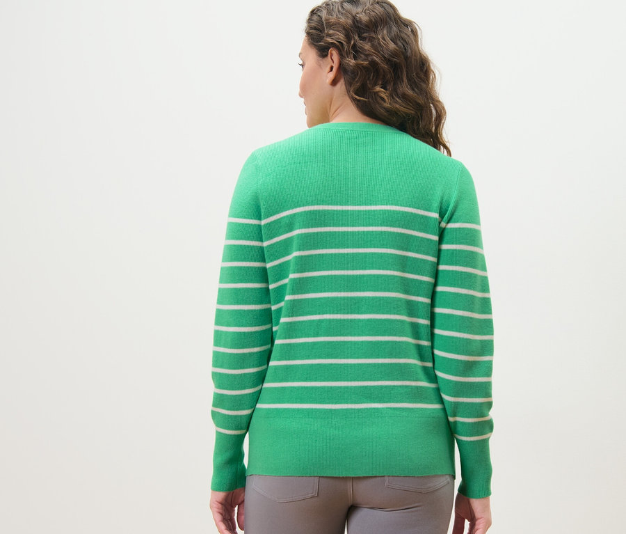 Femme vue de dos portant un pull en maille fine rayé.