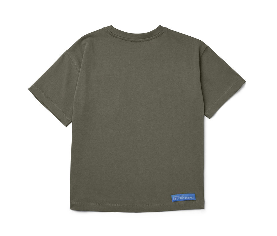 Vue détaillée d'un t-shirt heavy pour enfant avec des épaules tombantes.