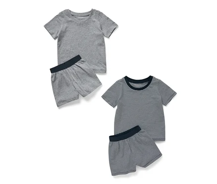 Deux pyjamas pour enfants, un gris uni et un rayé.