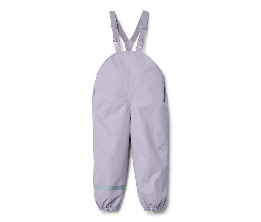Un pantalon de pluie pour enfant violet clair avec une bavette et une bande réfléchissante sur la jambe du pantalon.