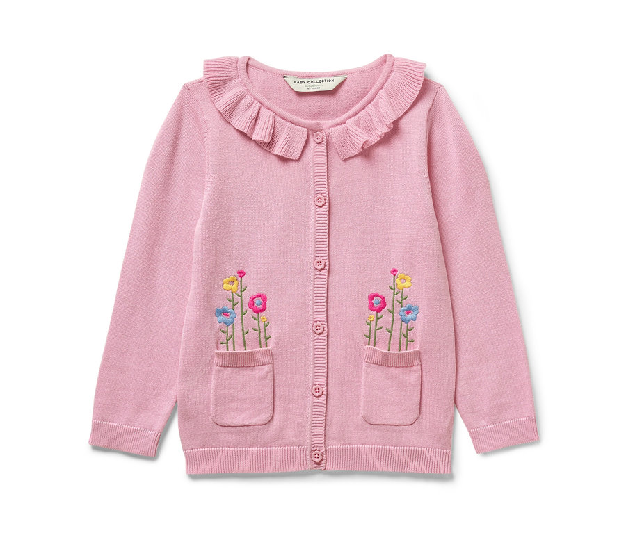 Jaquette en maille pour bébé rose avec broderie florale sur les poches.