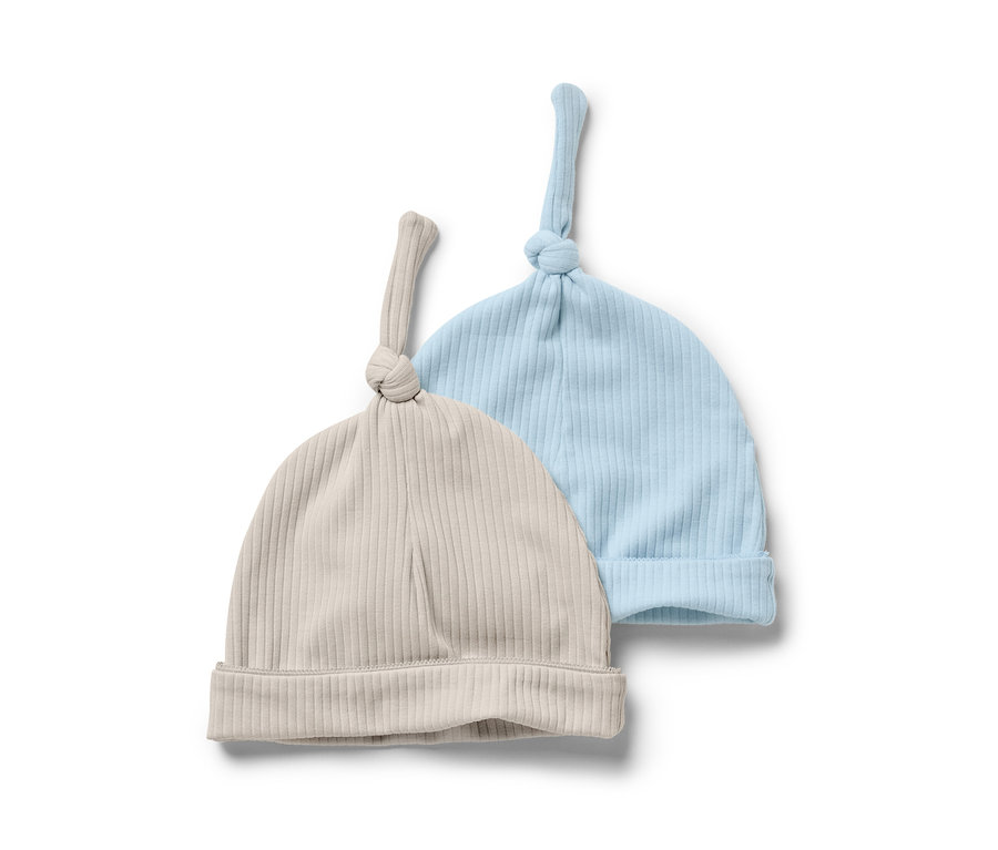 Deux bonnets en jersey pour bébé, un bleu clair et un beige, sont placés l'un à côté de l'autre.