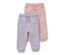 Deux pantalons de survêtement pour bébé : un violet clair et un rose à pois blancs.