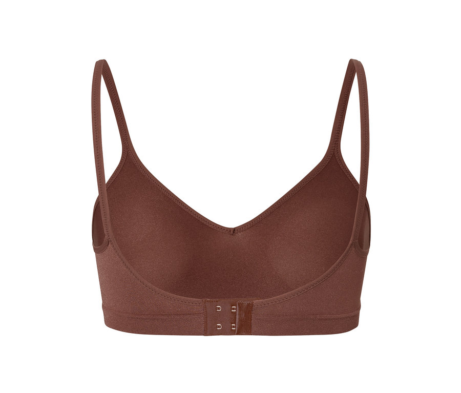 Détail d'un soutien-gorge doux sans coutures marron avec fermeture à agrafes.