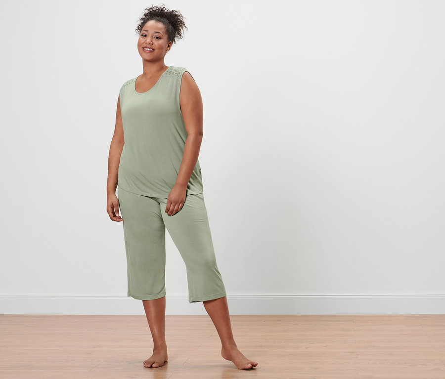 Femme posant en pyjama vert.