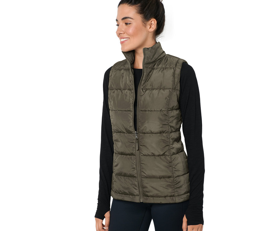 Femme portant un gilet du manteau de pluie 3-en-1 avec gilet.