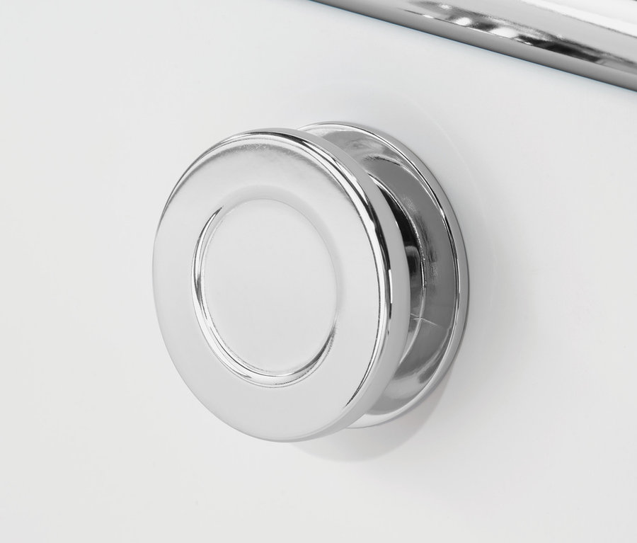 Gros plan d'un buffet blanc « CN3 » avec une poignée ronde chromée et une barre chromée au-dessus.