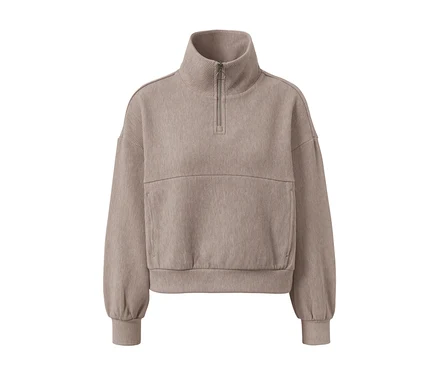 Pull molletonné beige avec fermeture éclair courte et texture côtelée.