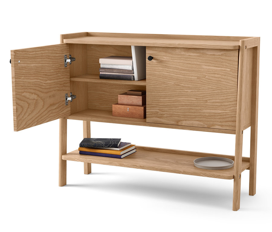 Buffet en bois ouvert en deux parties avec des livres et des boîtes à l'intérieur.