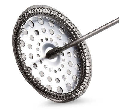 Gros plan du filtre métallique d'une cafetière à piston avec une poignée.