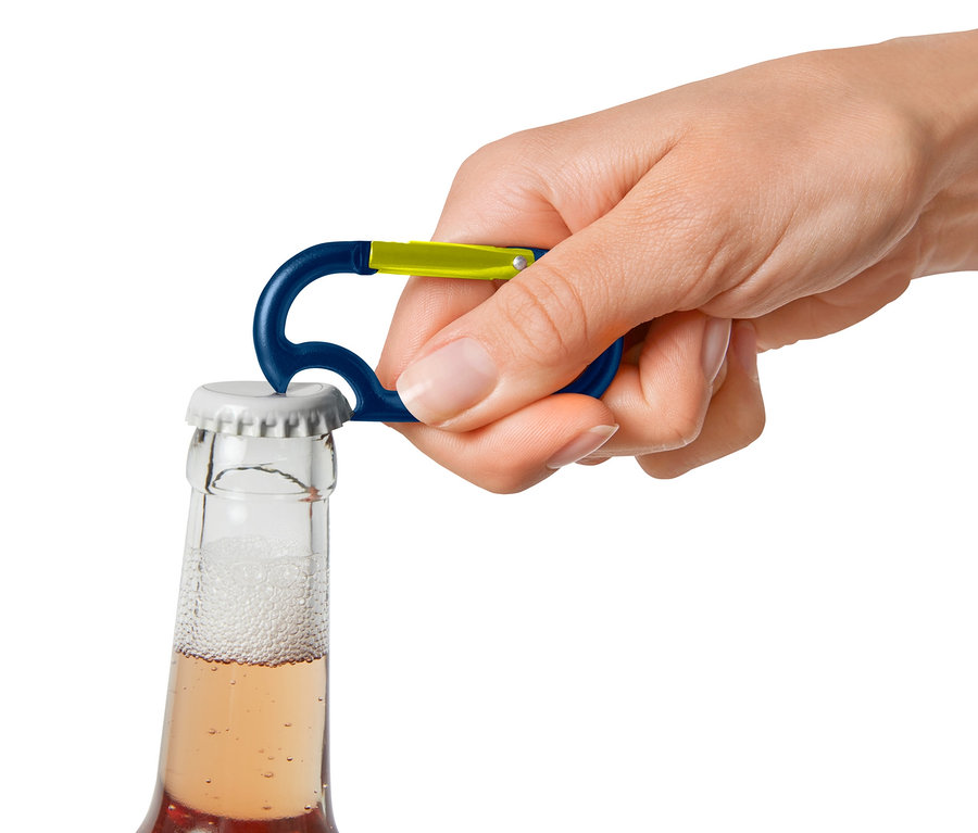 Une main ouvre une bouteille avec 4 mousquetons bleu et jaune.