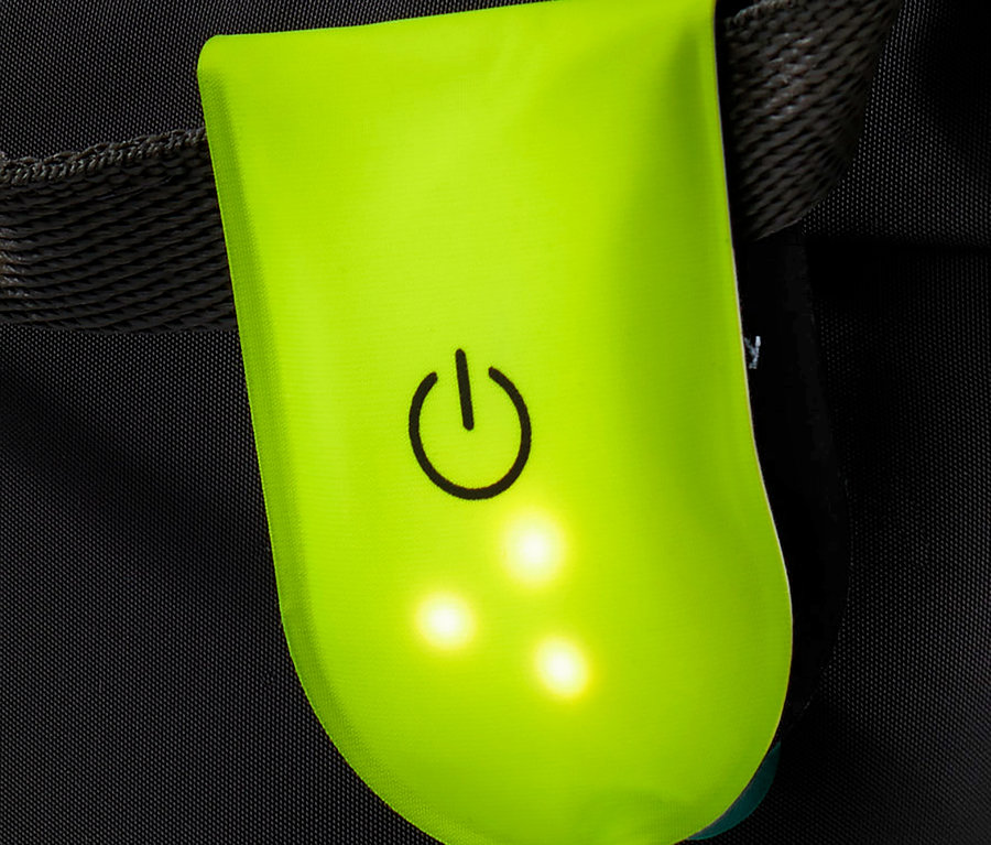 Une lumière LED magnétique verte, 3 pièces, attachée à une sangle.