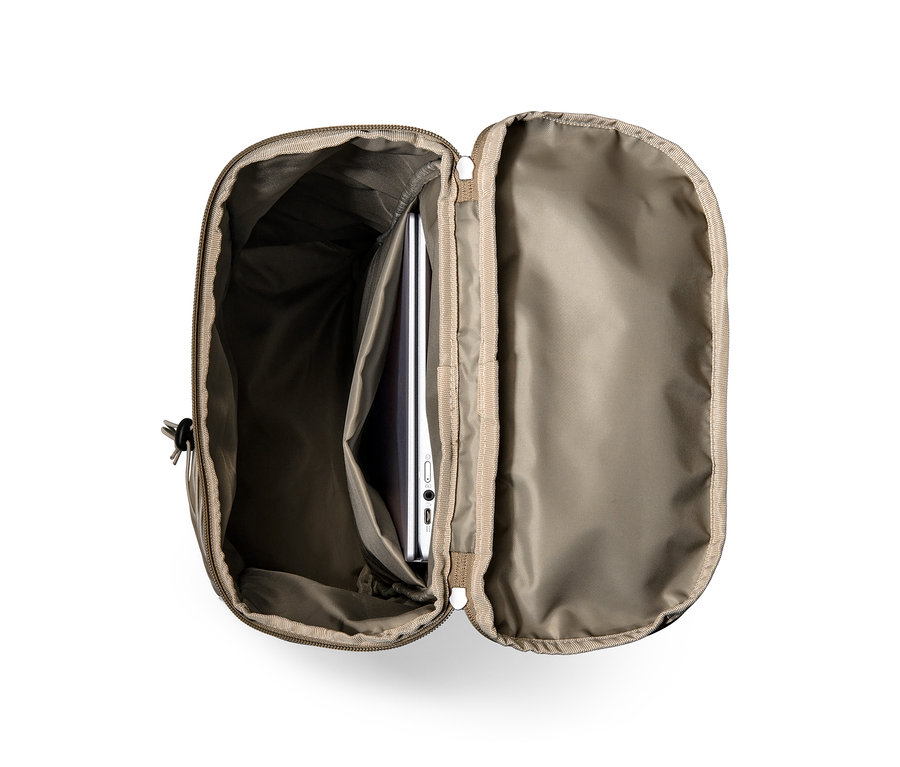 Sac à dos d’extérieur ouvert avec un ordinateur portable à l’intérieur.