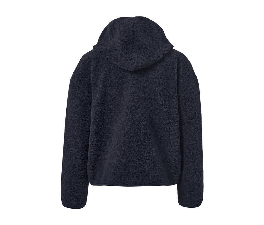 Gros plan sur un pull à capuche en peluche teddy.