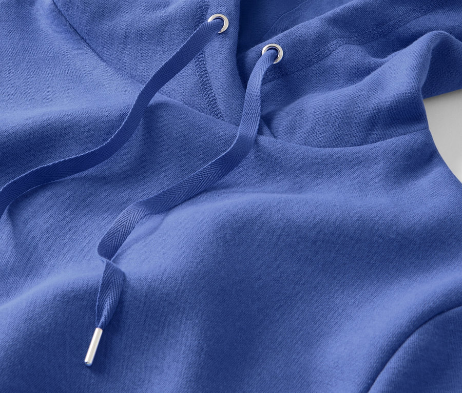 Gros plan sur une robe d’intérieur bleue avec capuche et cordon de serrage.