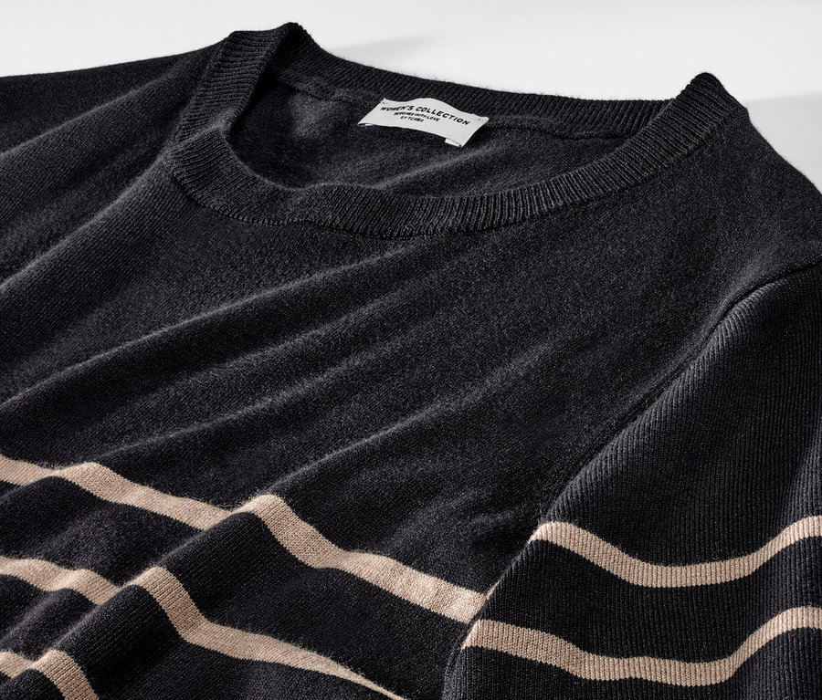 Détail d'une robe en maille fine rayée.