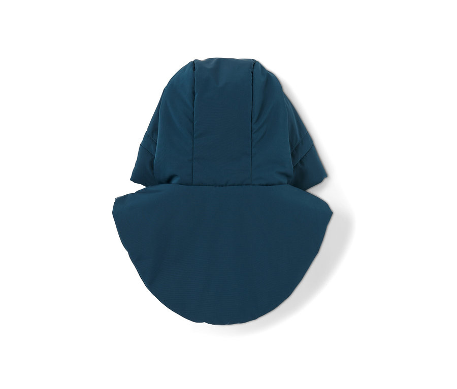 Gros plan d'une capuche matelassée bleu marine avec col montant.