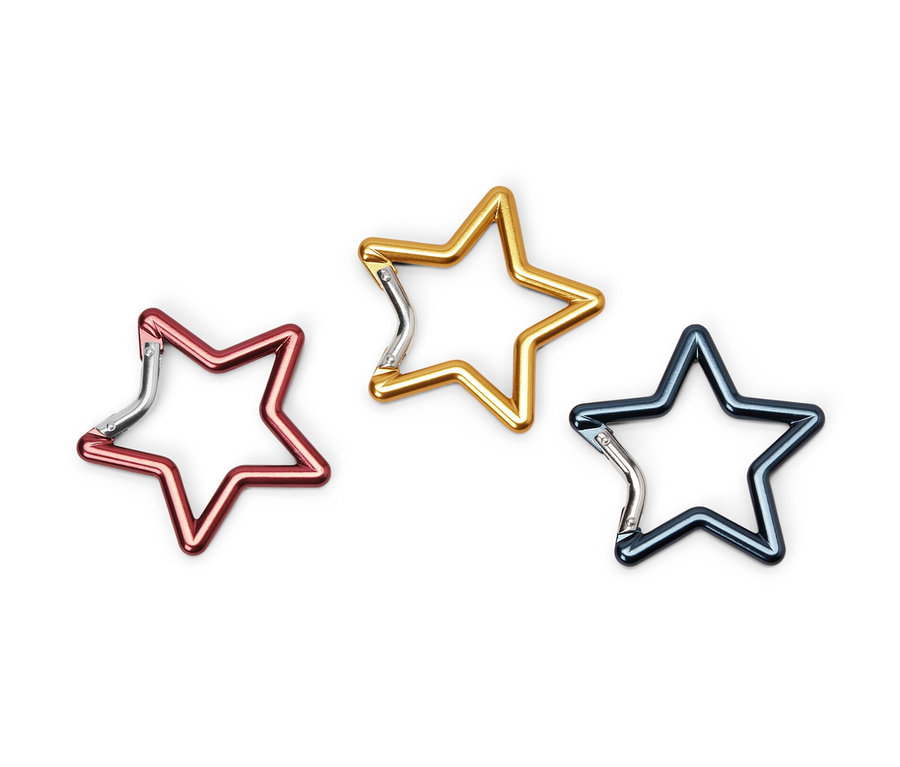 Trois mousquetons en forme d'étoile : rouge, doré et bleu.