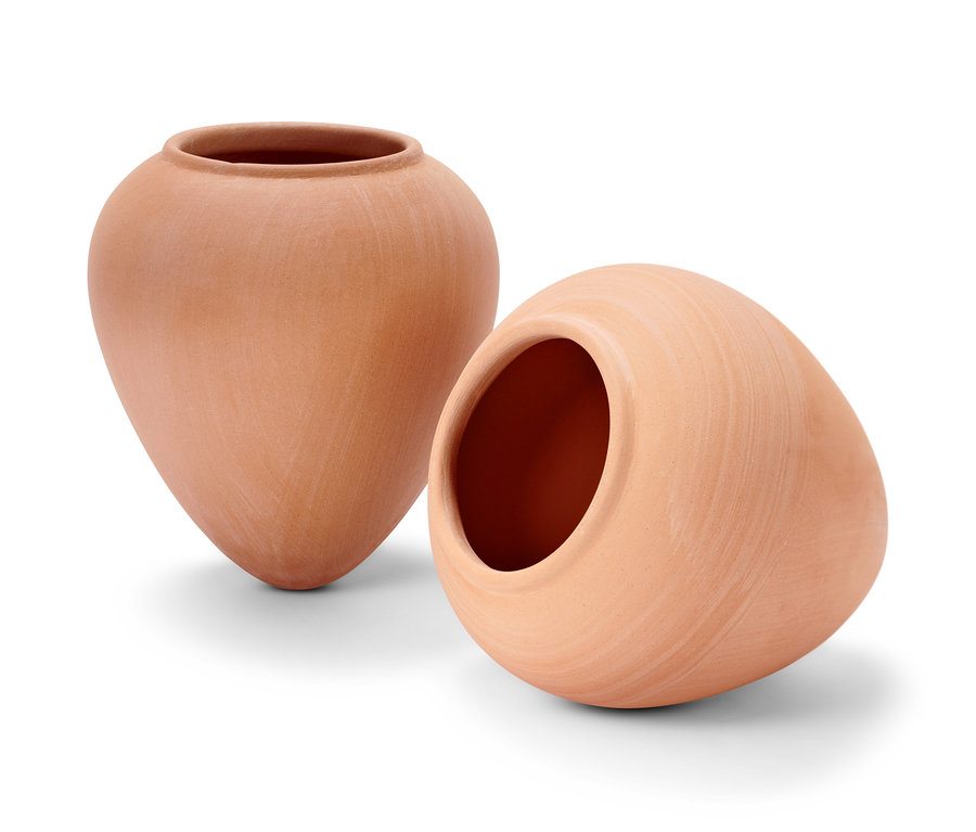 Deux accessoires d'arrosage en argile.